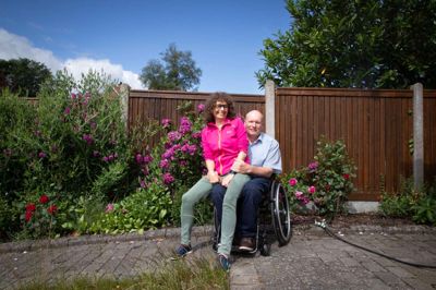 Aneta elsker sin have og hun sætter i særlig grad pris på blomster i farverne pink og lyserød. Hun er opvokset i en lejlighed i Polen under det kommunistiske styre, og dengang var farverige blomster på altanerne et særsyn. Derfor nyder hun at pusle om blomster og haven i sommerhalvåret. Jes har også indtil for nogle år siden hjulpet med haven. Men slidte skuldre betyder, at han nu har skruet helt ned for den del.