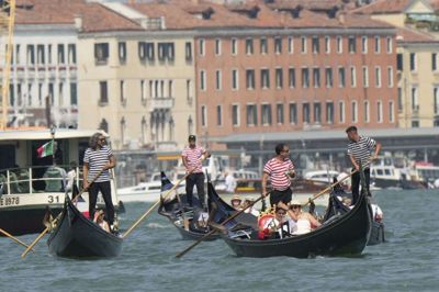 Turister nyder Venedigs gondoler, mens Jeff Bezos bryllupsfejringer udspiller sig i den italienske by.