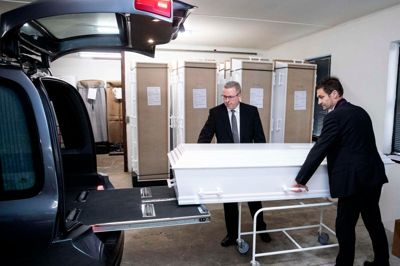 Arbejdet kan føles dystert, uforklarligt og meningsløst. Hvordan er det at leve side om side med døden hver dag? Her ses Finn Vestergaard sammen med Ole Gaardbo Hansen, som også er bedemand hos Hammerum Herreds Begravelse.