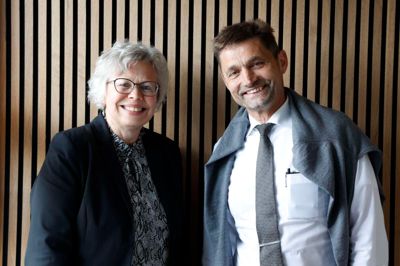 Lisbeth og Finn Vestergaard deler de fleste af døgnets timer sammen. Både i forretningen og som ægtefolk. Parret har for nyligt fejret sølvbryllup. Begge finder trøst, inspiration og styrke i troen og i samtalen.