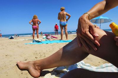 Dansk turist smører solcreme på sin hud på Postiquet-stranden i Alicante i Spanien i juli 2020. Spanien toppede igen-igen-igen liste over mest populære feriedestinationer sidste år, viser tal fra Danmarks Statistik. (Arkivfoto).