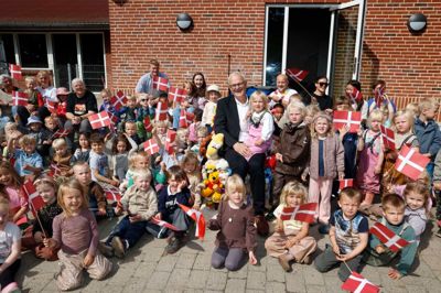 For elever og børnehavebørn på Midtjyllands Kristne Friskole var fredag sidste dag inden ferien. Men for skoleleder Thorkild Bjerregaard blev det sidste skoledag overhovedet. Efter sommerferien begynder et nyt livskapitel i en ny by. Men først blev han fejret behørigt af børn og voksne dagen igennem for sine næsten tre årtier i spidsen for en friskole med vokseværk.