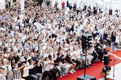 Studenterne var høje i hatten, da der fredag var dimission på Herningsholm Erhvervsskole & Gymnasier.