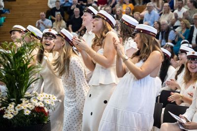 Humøret var højt ved årets dimissionsfest på Ikast-Brande Gymnasium. Festen bød både på musikalske indslag fra eleverne og flere flotte taler.