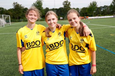 Fra venstre Lucia Kragelund, Kamille Krygermeyer og Kjerstine Christensen spiller til daglig fodbold i Lunderskov ved Kolding. Denne weekend er de til cup i Kibæk og kan godt lide, at hallen, banerne og overnatning er inden for gåafstand.