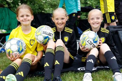 - Det er fedt, at det både er fodbold og fællesskab, sagde 10-årige Maggie Bang (t.h.) fra Aabybro. Her tager hun en lille pause ved IBF Ikast Cup sammen med veninderne Alberte Svejstrup Olesen (t.v.) og Klara Myrup Nørhave.