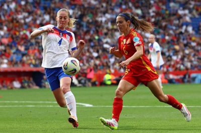 Aitana Bonmatí, her i duel med Englands Keira Walsh, bliver overraskende klar for Spanien til det forestående EM i Schweiz. (Arkivfoto).
