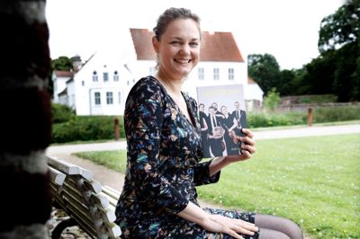 Ensemblechef Klara Bernat fremviser det nye sæsonprogram for 2025/26, som eksempelvisindeholder de første koncerter i Herning i den ny sæson, henholdsvis 15. august og 19. august.