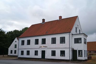 Etatsråd Andreas Tang har opført hovedbygningen til Skærum Mølle, som i dag er hjemsted for stedets bed & breakfast, Folkeuniversitetscentret Skærum Mølle, Geopark Vestjylland og Naturpark Nissum Fjord.