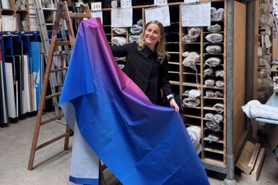 Sustainability manager i MCH A/S, Maria Galmstrup, med et af VM i ishockey-bannerne, der nu laves om til tasker, som skal anvendes til EuroSkills.