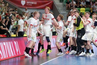 De danske spillere med Magnus Rahbek i centrum med nummer 28 jubler her over VM-titlen - den første danske triumf ved et U21-VM i 20 år. I finalen blev Portugal besejret med 29-26, mens danskerne i semifinalen slog Sverige efter forlænget spilletid. Bronzemedaljerne ved VM blev sensationelt vundet af Færøerne.