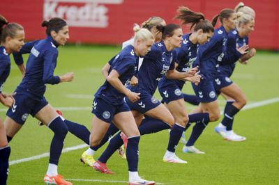 Kvindelandsholdet er rejst til Schweiz og møder fredag Sverige i Genève i sin første gruppekamp.
