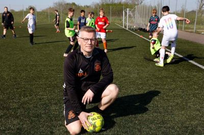 Henrik Plauborg Jespersen er formand for Snejbjerg SG&I Fodbold, som efterhånden har så mange medlemmer, at klubben hver uge mangler plads på banerne ved Snejbjerg Hallerne.