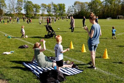 Der er på daglig basis masser af børn på fodboldbanerne i Snejbjerg, hvor der må aflyses træninger, fordi der skal være plads til kampe.