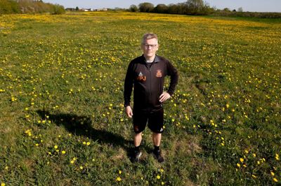 Formand Henrik Plauborg Jespersen drømmer om, at fodboldklubben i Snejbjerg kan få anlagt nye fodboldbaner i nærheden af det eksisterende anlæg.
