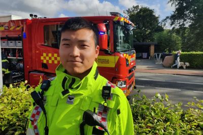Indsatsleder Kristian Rask Hansen var glad for brandbilerne ikke skulle være 10 minutter undervejs, så havde bygningen nok også lidt skade, da en elcykel brød i brand fredag aften.