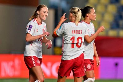 Sara Holmgaard (t.v.) bliver lykønsket af Pernille Harder og Katrine Veje efter karrierens første scoring for det danske landshold. Holmgaard fik hul på målbylden i sejren over Belgien i EM-kvalifikationen. Nu ser hun frem mod sin anden slutrunde.