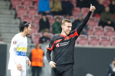 Adam Buksa rækker tommelfingeren i vejret under en Europa League-kamp for FC Midtjylland som kvittering for en aflevering. Nu vender han også tommelfingeren opad til et tilbud fra Udinese.