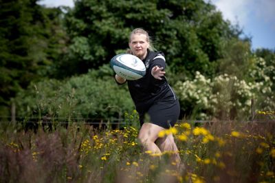 Fodbold, håndbold, gymnastik, tennis og andre sportsgrene fangede aldrig Emma, da hun var barn og teenager. Men rugby greb hende, første gang hun prøvede sporten i forbindelse med et efterskoleophold, hvor en lærer introducerede eleverne for spillet.