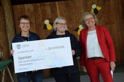 I 2018 blev Sparkær kåret som Årets Lokalområde. Fra venstre er det Sparkær Lokalråds Lone Sørensen, Anne Højgaard og daværende formand for Viborg Kommunes Landdistriktsudvalg Mette Nielsen.