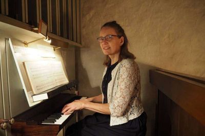 Organist i Vestfjends Pastorat Ellen Poulsen har spillet kirkeorgel i 50 år, og det markeres den 11. maj med en koncert i Vroue Kirke.