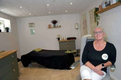 Bente Jeppesen er ovenud tilfreds med resultatet, efter manden og to sønner har omdannet et lidt skummelt værksted i kælderen til en lys og imødekommende klinik med gode vibes. Foto: Henrik Bagge