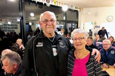 Klaudi Sigaard er gift med Bodil, der fortæller, at hun har det fint med at skulle undvære Klaudi, når han skal til kamp. Men det bliver da også til fællesaktiviteter som kortspil og den slags. Herudover spiller Klaudi krolf, går på jagt og fiskeri, ligesom han hjælper med at klippe hæk 19 forskellige steder. Foto: Hans Peter Johansen