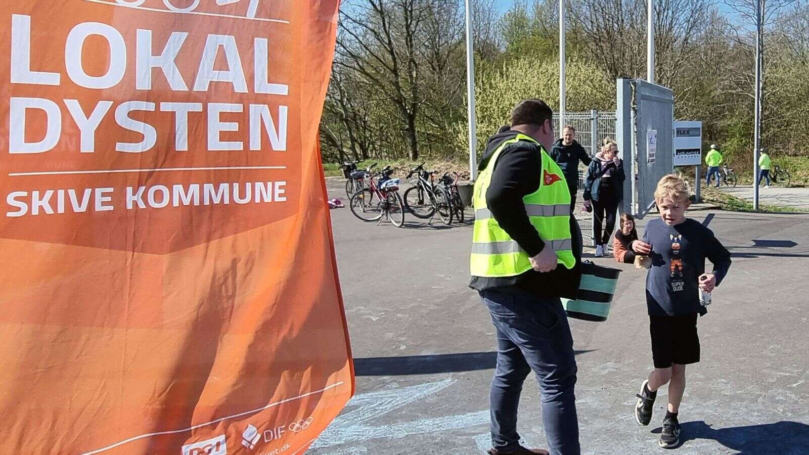 Her kommer Oskar Pilgaard Jensen fra Nr. Søby ind. Thomas Hansen fra Ungdomsskolen-Skive tager imod. Thomas skulle skabe steming i målområdet i industrikvarteret i Dommerby. - Det er ikke svært en dag som i dag, sagde han. Foto: Jens Kristensen