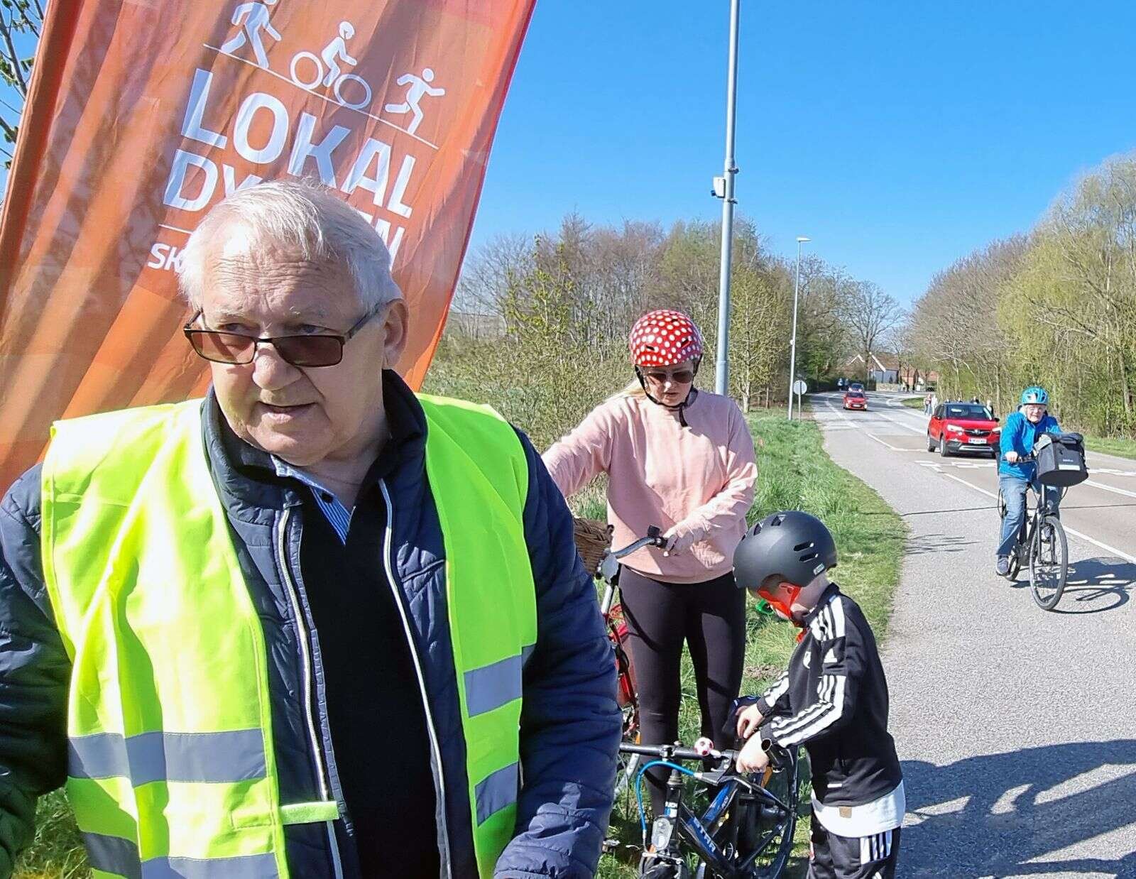 Her ses Lisa Vesterlund sammen med sin søn Mads bag Hans Kølsen. Lisa roste også arrange-mentet. Foto: Jens Kristensen