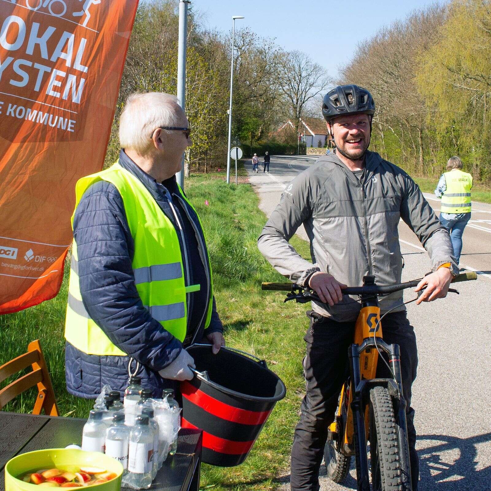 John Søndergaard fra Dommerby satsede på at nå 35-40 kilomter på sin mountainbike inden middag. Han »tyvstartede«, så alle kilometerne kommer ikke til at tælle med. Foto: Jens Kristensen