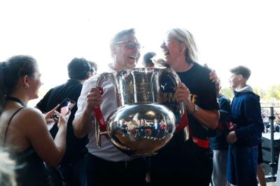 FCM-direktør Claus Steinlein stråler om kap med den skinnende DM-pokal.