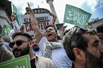 Tyrkere er tirsdag samlet uden for Taksim-moskéen i Istanbul for at protestere mod det satiriske magasin Leman, der anklages for at have trykt en tegning af profeten Muhammed. Tyrkisk politi har afspærret bymidten i Istanbul for at forhindre demonstrationen i at sprede sig.
