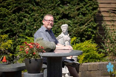 I løbet af sommeren skal pensioneret malermester Tom Lundorff have malet vinduerne rundt om huset på Griegsvej i Lind. I det hele taget holder han meget af at have udendørs småprojekter - hvilket haven og dens mange kroge også bærer præg af. Søndag fylder Tom Lundorff 70 år.