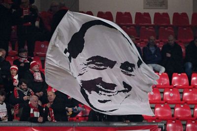 Silvio Berlusconi var en stor skikkelse i AC Milan og Monza. Her står Monza-fans med et flag, hvor Berlusconi er blevet afbildet. (Arkivfoto).