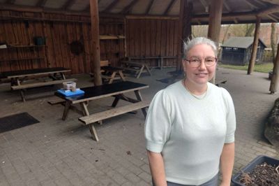 Børnehaveleder fra Solstrålen i Videbæk Line Lauridsen er ked af, at tingene bliver ødelagt på Solstrålens legeplads, når unge bruger den åbne legeplads til fester eller hygge.