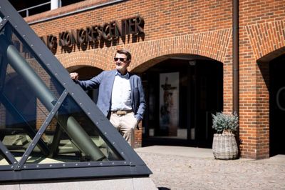 Helge Sander har med mistro fulgt skriverierne i flere landsdækkende aviser, hvor der bliver beskrevet et had mod Herning fra andre byer. Den tidligere borgmester nægter at tro på, at virkeligheden forholder sig sådan.