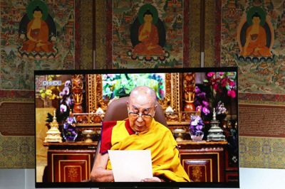 Dalai Lama under sin videotale onsdag. Her bekræftede han, at der vil blive fundet en efterfølger efter hans død.