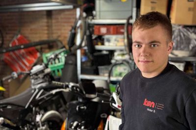 Victor Skandshus elsker livet i sit værksted, der er proppet med maskiner. Han kan selv fremstille dele til maskiner - og er ved at bygge en helt ny motor op.