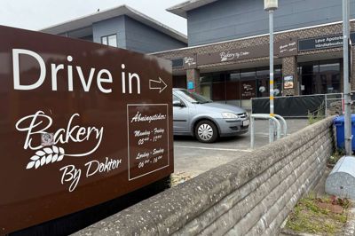 Det er stadig Bakery by Doktor, der står på skiltene ved Brødhytten i Snejbjerg, og Claus Doktor, som står bag det navn og tidligere ejede bagerbutikken, fortæller til Folkebladet, at han gerne ser, at det bliver fjernet. Omvendt føler han ikke, at der er så meget at gøre ved det. Og skal han til at have en advokat ind over, tager det alligevel tid, ligesom det også koster penge.