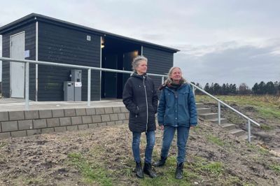 Arnborg-kvinderne Elin Bruun (t.v.) og Karin From er mildest talt skuffede over, at de nye omklædningsfaciliteter ved Arnborg Badesø fortsat er aflåst. De bader i søen hver eneste morgen.