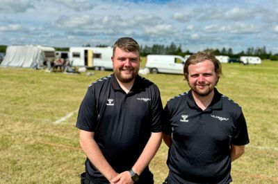 Jakob Guldin (t.v.) og Jonas Guldin er brødre, og så hjælper de til på campingområderne til Vildbjerg Cup. I år er første gang, de skal stå med en stor del af ansvaret til cuppen uden deres far, Michael Guldin, som campingchef.