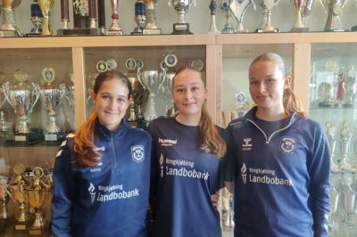 17-årige Ida Sofie Rathe (t.v.), 19-årige Freya Rossen (i.m.) og 18-årige Mathilde Kaihøj er tre af de unge stortalenter, der er kommet på kontrakt med FC Midtjylland. Foto: Jørn Just