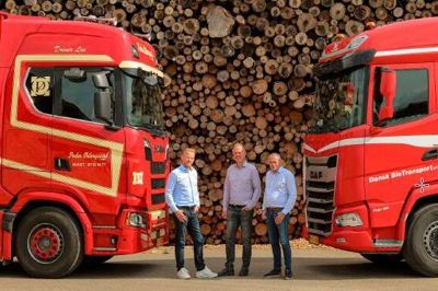 Fra venstre Anders Simonsen, Dansk Biotransport A/S, Henrik Østergaard, Peder Øsstergaard A/S, og Leo Andersen, Dansk Bio Transport, er fusioneret til én virksomhed.