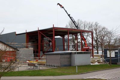 For en måneds tid siden var arbejdet med at montere elementer på haludvidelsen i Tjørring godt i gang. Nu skaber økonomien store bekymringer i Nordvest Hallens bestyrelse.