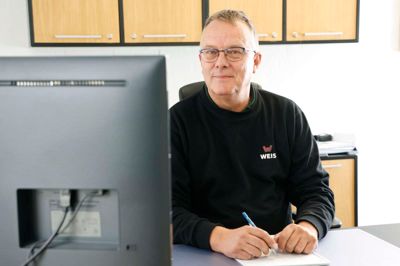 Entreprenørfirmaet K Weis på Tjelevej i Tjørring er gået konkurs, og det tager hårdt på indehaver og stifter Knud Weis.