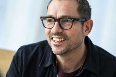Adam Duvå Hall fik en plads på DR's Talenthold, og det førte til en karriere med værtsroller i radio og tv. Nu fylder han 50 år.
