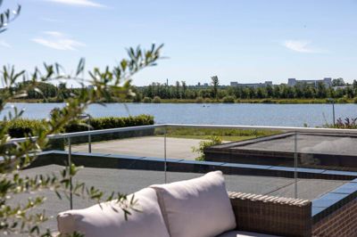 Beliggenheden og udsigten fra denne villa på Poppelbakken i Tjørring var medvirkende årsag til, at et ungt par, der havde boet i lejlighed i København, købte villaen sidste år.