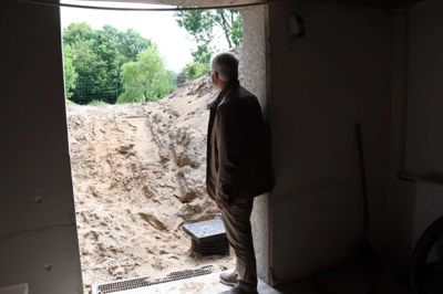 Et kæmpe hul er skåret ud i 45 centimeter tyk betonvæg for at give adgang til et tidligere beskyttelsesrum under forsamlingshuset i Isenvad. Bent Bækgaard og en gruppe frivillige er i fuld gang med at skabe en seniorklub i kælderen.