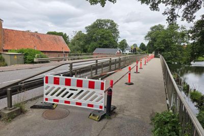 Vejbroen ved Ry Mølle er spærret af i øjeblikket. Årsagen er flere alvorlige skader på broen, der delvist har mist sin bæreevne.