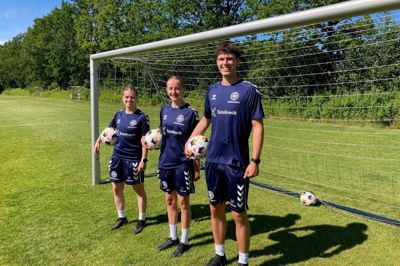 Fra venstre er det Kathrine Olsen, Emma Thomsen og Kasper Dahl. Alle tre har rødder i Vildbjerg og har været hjemme i denne uge for at træne spillere på DBU's fodboldskole hos Vildbjerg SF. De unge har spillet fodbold i Vildbjerg, da de boede i Vildbjerg og gør det stadig i det omfang, det er muligt med studier og udlandsophold i deres nye hjembyer. Kathrine Olsen spiller midterforsvar eller venstre back, mens de to andre er midtbanespillere.